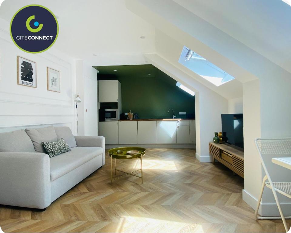 a living room with a couch and a tv at La PARENTHESE RUTHENOISE in Rodez