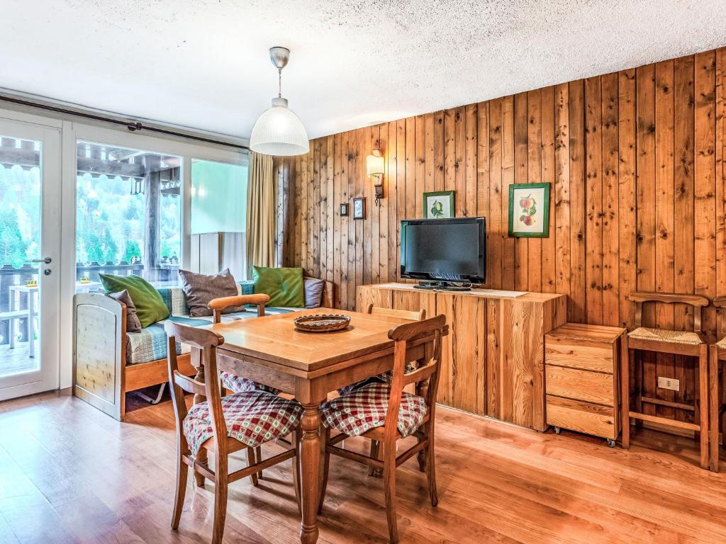 Apartment Fienili di Brenta 13 by Interhome, Madonna di Campiglio — foto della struttura 1