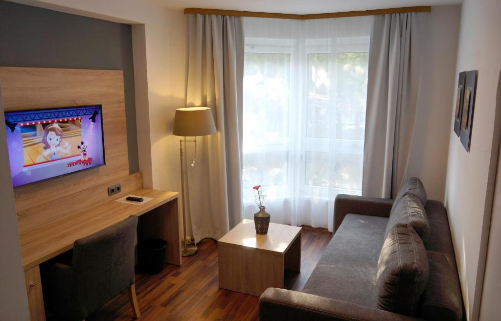 TV a/nebo společenská místnost v ubytování BlnCty Hotel