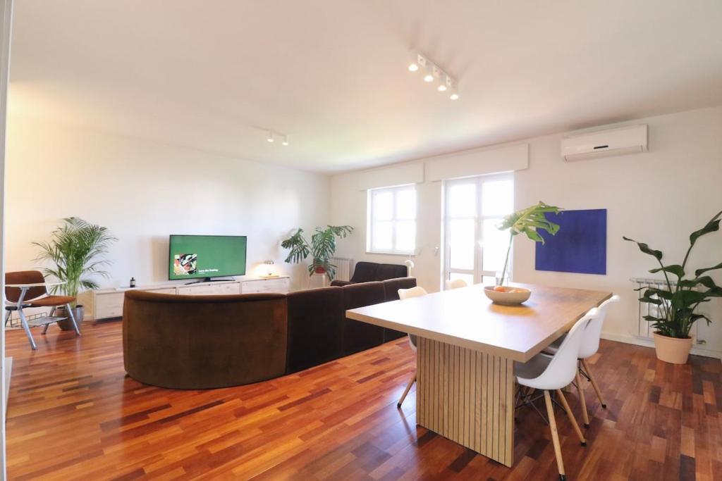 Mid-Century Luxury Condo w Setúbal Panoramic View