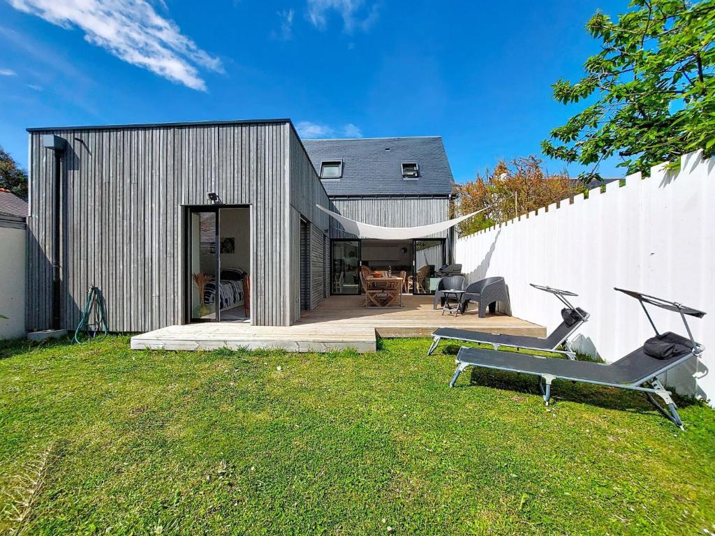 a modern house with a backyard with a lawn at Holiday Home Ker Bernic by Interhome in Piriac-sur-Mer