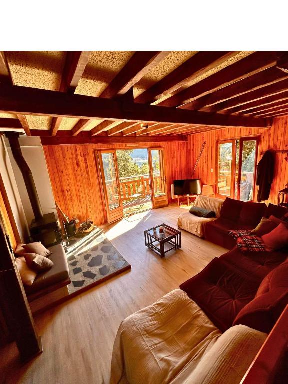 a living room with a couch and a table at Chalet individuel 11 personnes in Font-Romeu