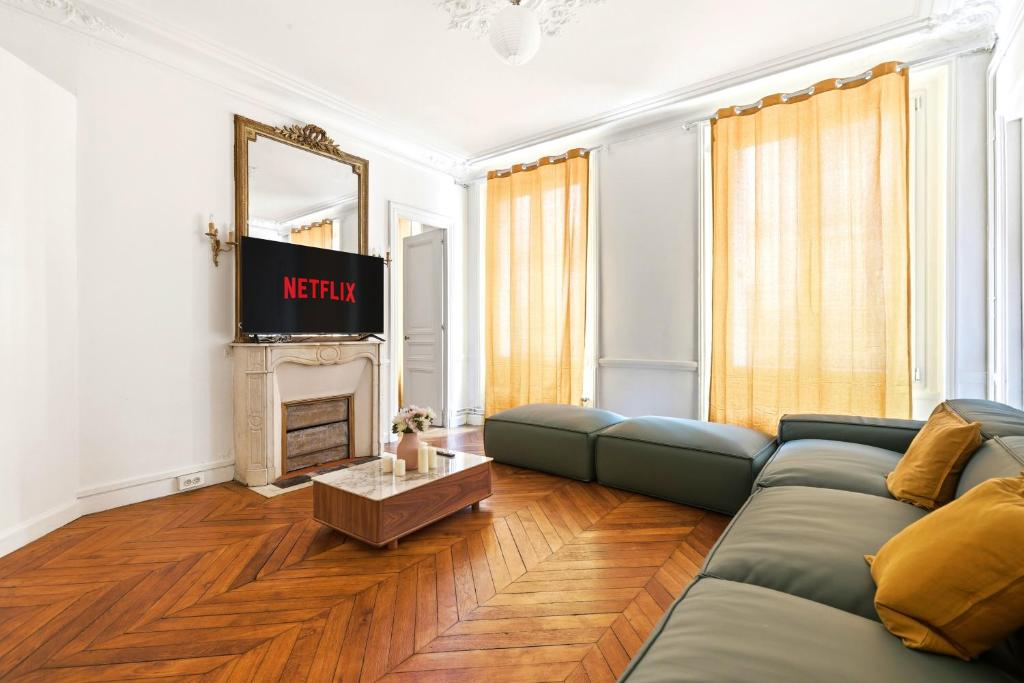 Modern Paris 2BR Apartment-Central Stay with Netflix