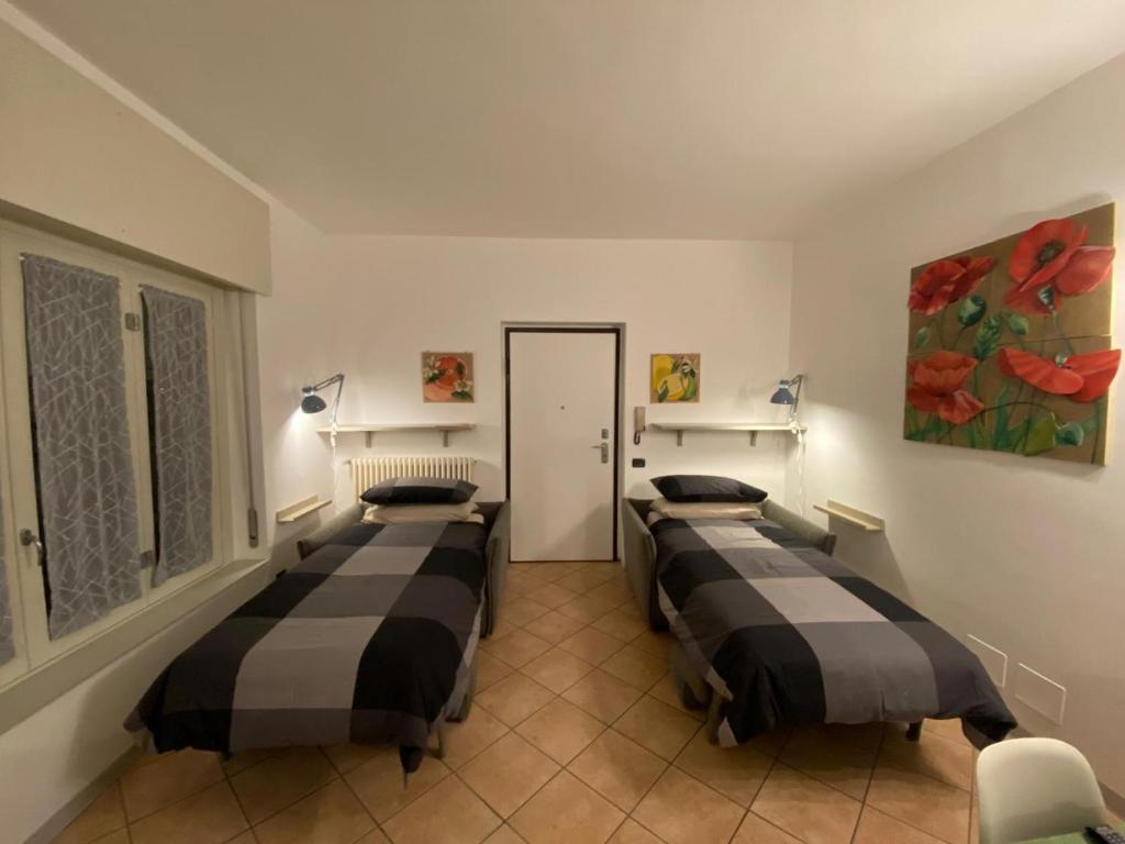 a room with three beds in a room at Il Nido in Costa Masnaga