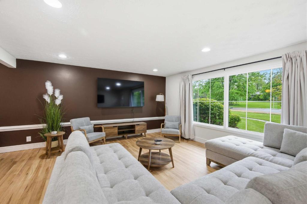 a living room with a couch and a tv at Mason Ranch - Game Room in Mason