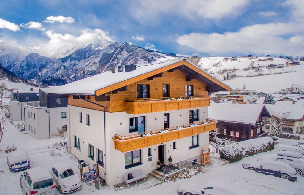 uma vista aérea de uma casa na neve em Appartement Nanske em Kaprun