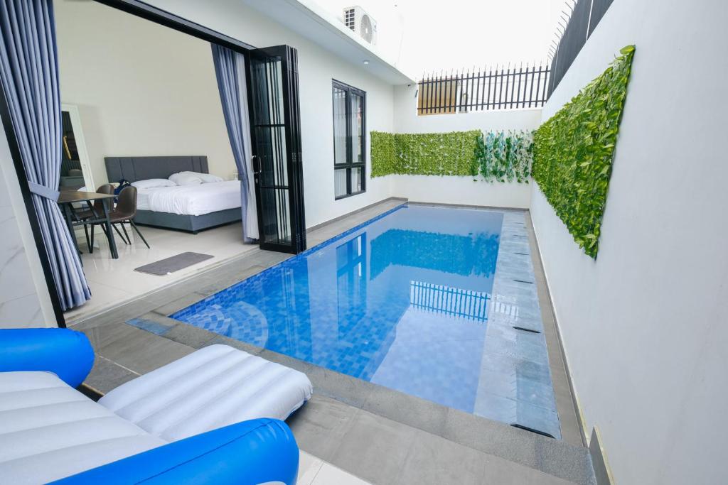 a swimming pool in a house with a bedroom at Abata Villa Panorama & Pool in Tingkirtengah