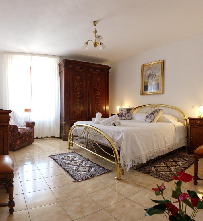 ein Schlafzimmer mit einem Bett in einem Zimmer in der Unterkunft Locanda Rum e Pera in Acquapendente