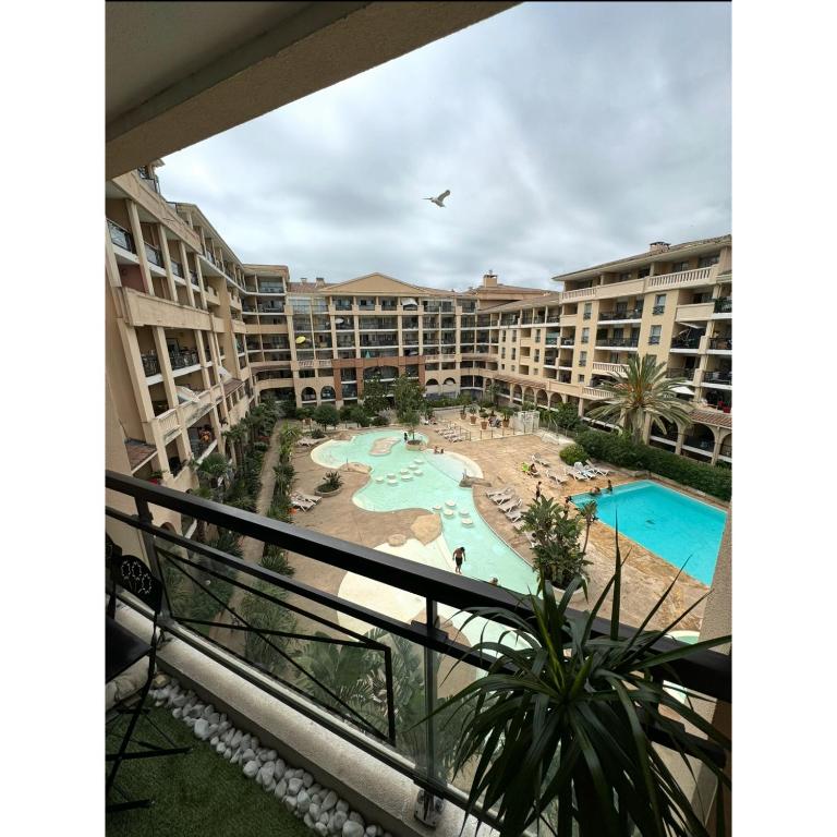Grand studio à 100m de la plage, piscine ouverte juillet Août