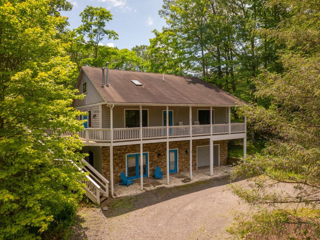 an aerial view of a house in the woods at Fore Seasons Getaway in McHenry