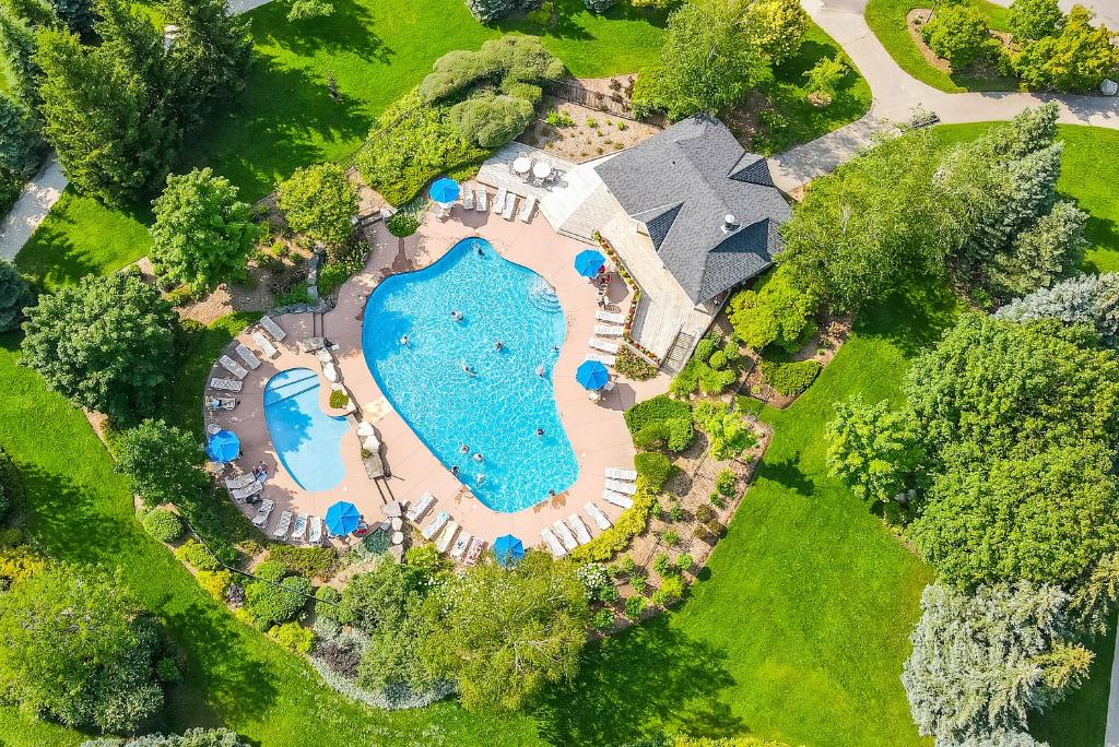 eine Draufsicht auf einen Swimmingpool in einem Garten in der Unterkunft Snowbridge by Property Valet in Blue Mountains
