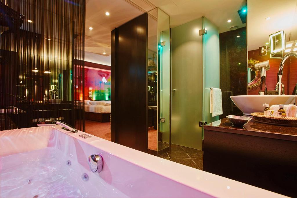 Koupelna v ubytování Savoy Hotel
