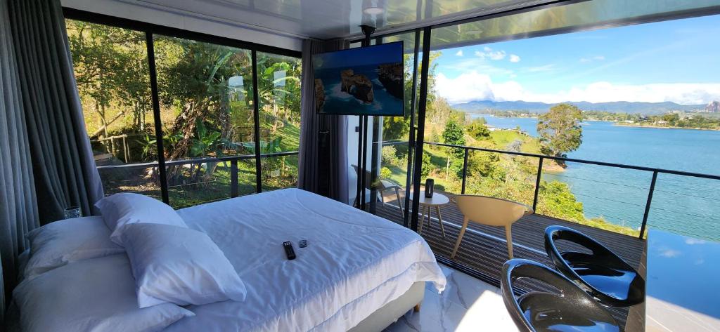 a bedroom with a bed and a view of the water at Lake Capsule in Horizonte