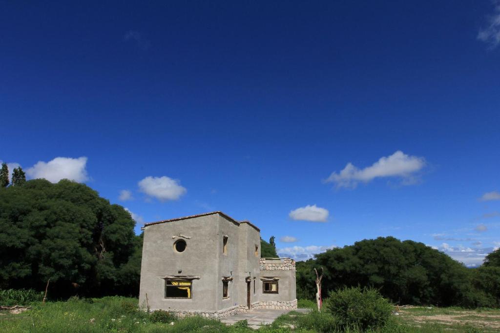 an old building in the middle of a field at Hidden house in La Fronterita de Amaicha in Amaicha del Valle