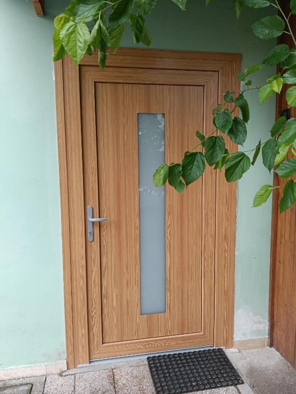 a wooden door with a mirror on it at Casa Beatrice in Spilimbergo