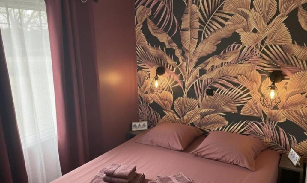 een slaapkamer met een bed met een bloemenmuur bij Base de loisirs du Colvert in Bonzée-en-Woëvre