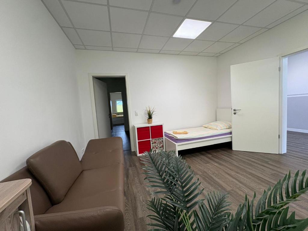 a living room with a couch and a bed at HörneNest Balje - Ferienwohnung zwischen Elbe & Oste in Balje