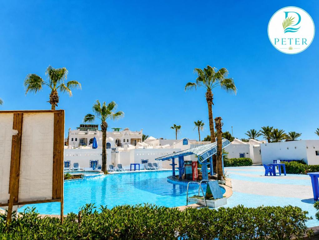 a view of a swimming pool with palm trees at kanabesh hotel in Sharm El Sheikh