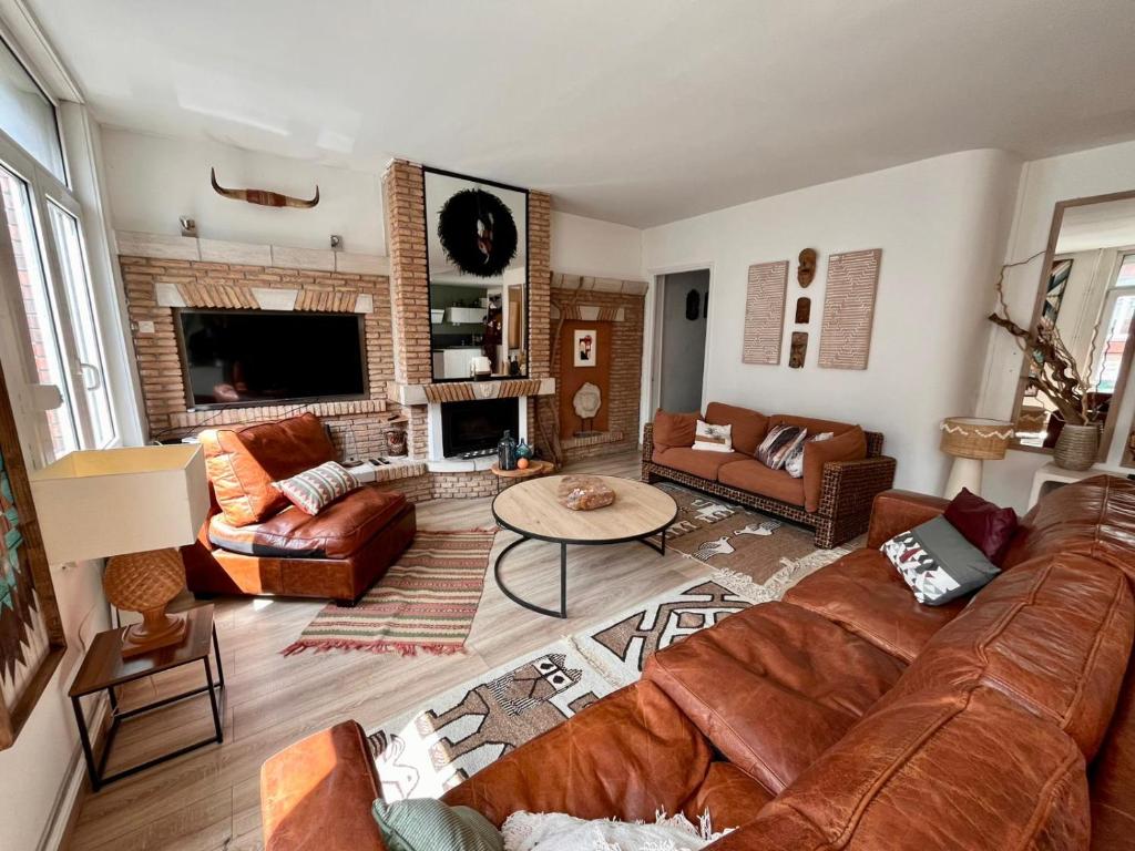 a living room with a couch and a table at Appart 10 pers - Lille Lambersart - Parking & Terrasses in Lambersart