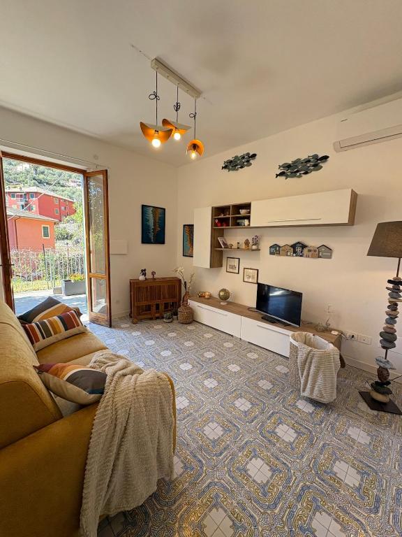 a living room with a couch and a tv at Crueza de ma in Bonassola