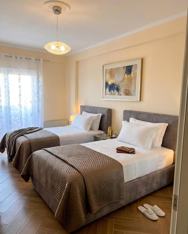 two beds in a hotel room with at Elena Seaview Apartment in Vlorë