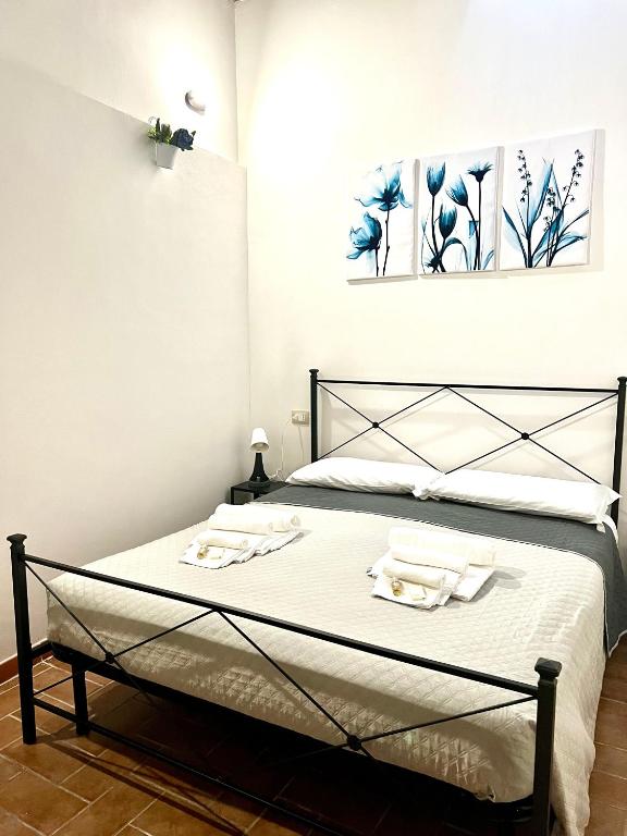 a bedroom with a bed with two towels on it at Le Saliscalette in Norcia