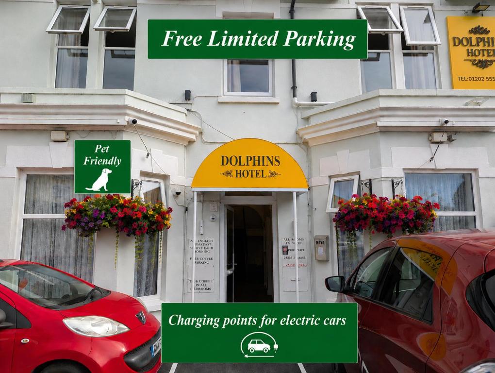 zwei Autos parkten vor einem Gebäude in der Unterkunft Dolphins Hotel in Bournemouth