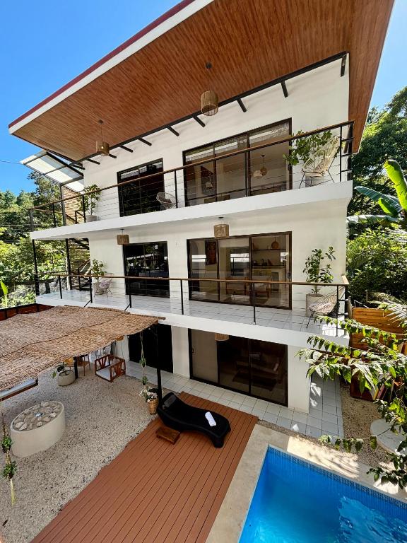 an aerial view of a house with a swimming pool at Encantador Loft con Piscina 1 BDR in Santa Teresa Beach