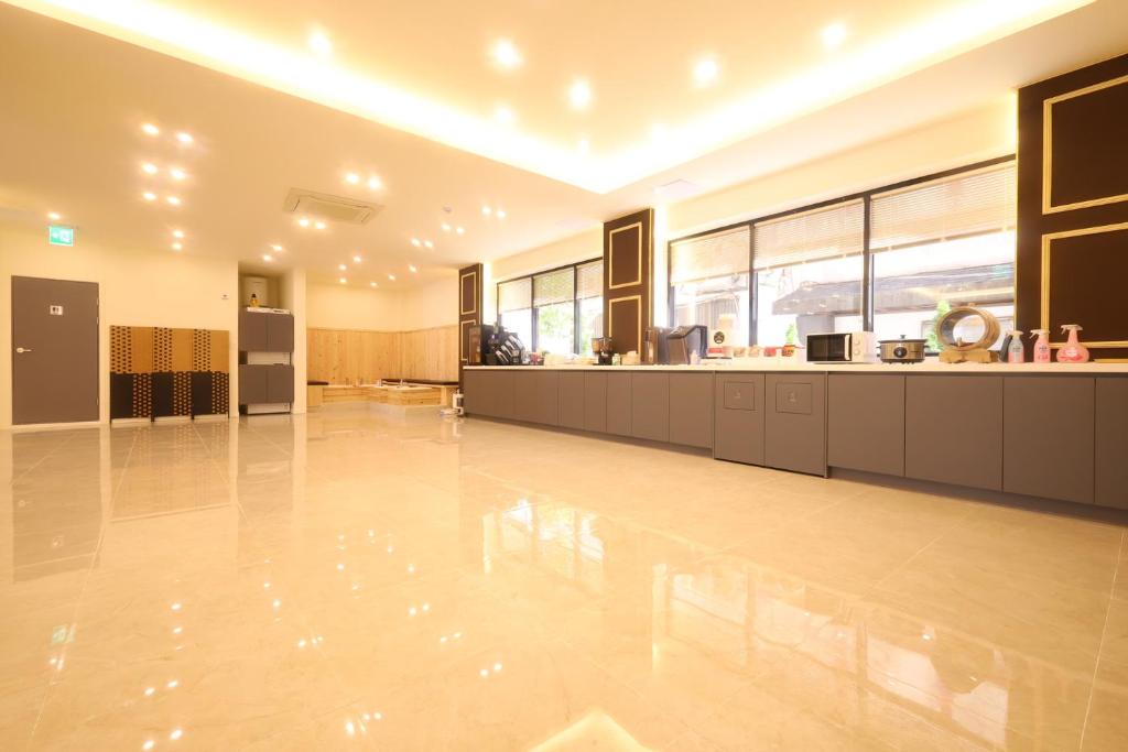 a large room with a large kitchen with counters at 호텔 꿀밤스테이 in Sacheon