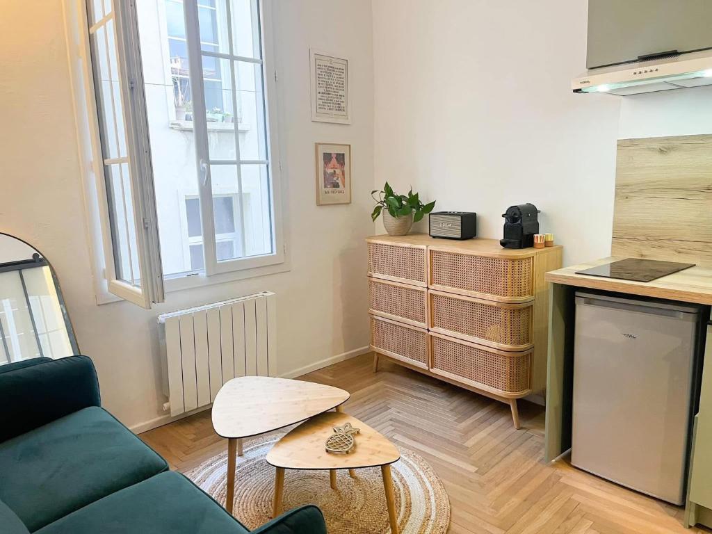 a living room with a couch and a table at Cocon Hypercentre Aix-en-Provence in Aix-en-Provence