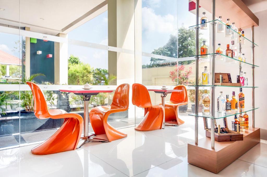 Khu vực ghế ngồi tại Hotel Ibis Semarang Simpang Lima