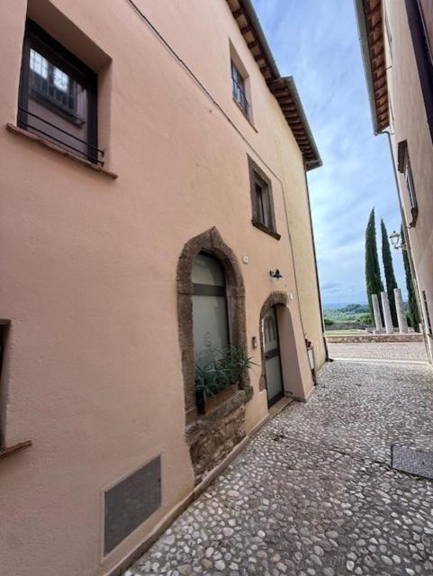 an empty alley with a building with a window at Alla botte degli Orsini in Attigliano