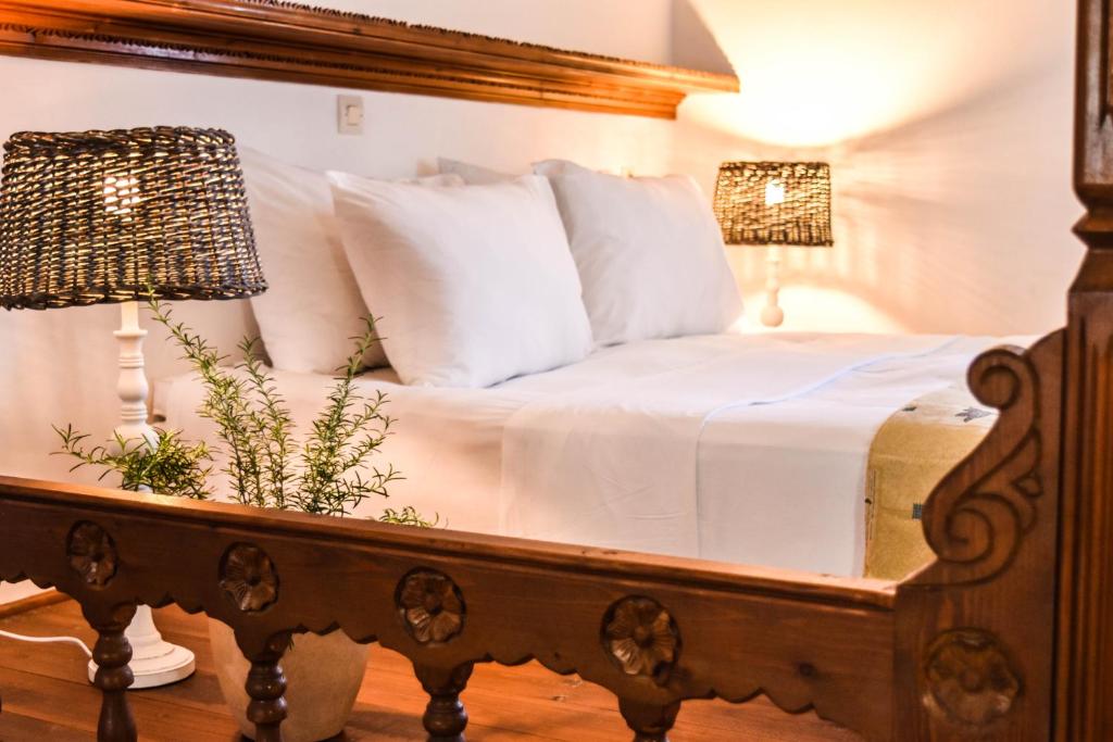 - une chambre avec un lit doté de draps et d'oreillers blancs dans l'établissement Astron Hotel, à Karpathos