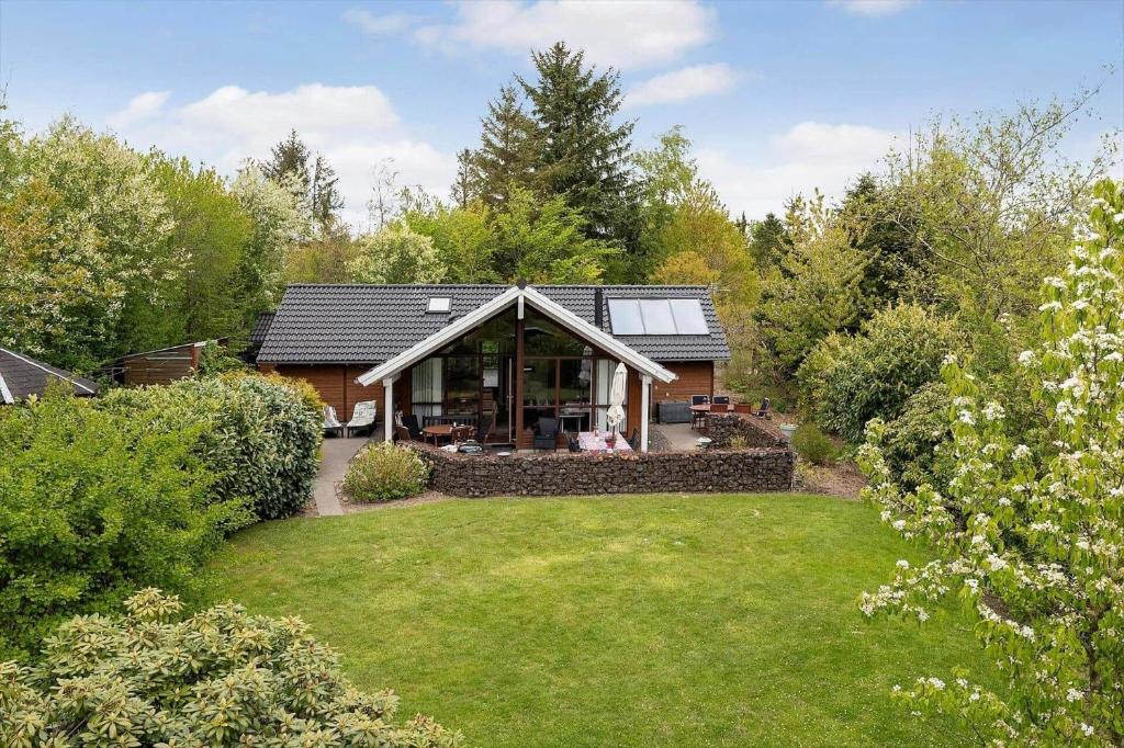 a house with a large yard with a garden at LF16031-Farso-Spydspidsevej-31 in Ertebølle