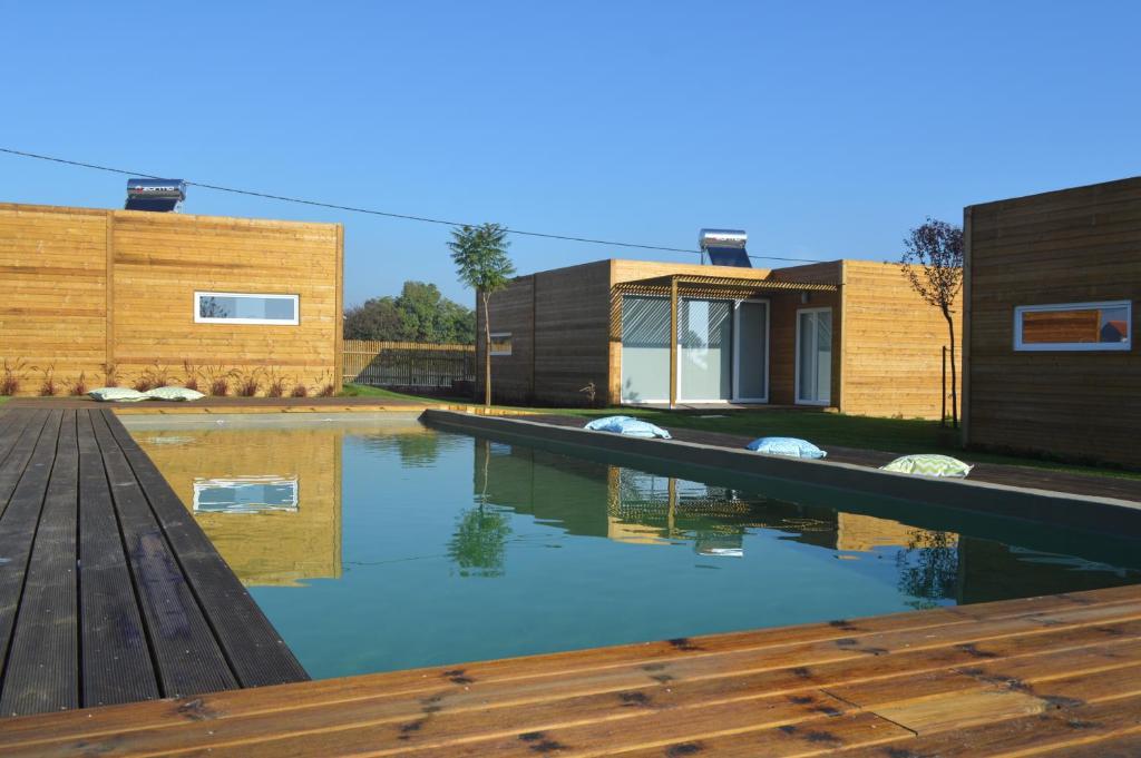 ein Haus mit Pool davor in der Unterkunft Óbidos Wood Villas in Olho Marinho