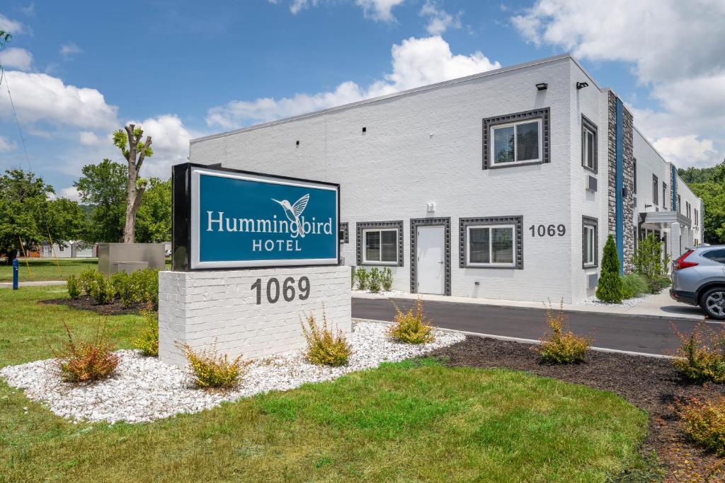 a building with a sign for a hammond hotel at Hummingbird Hotel in Goodlettsville