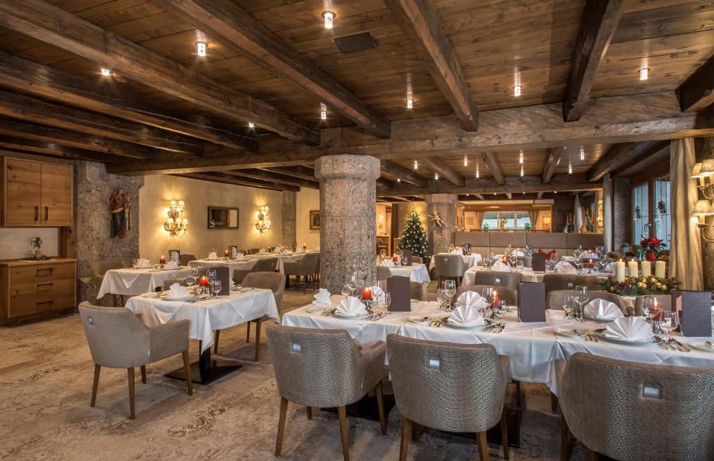 Reštaurácia alebo iné gastronomické zariadenie v ubytovaní Parkhotel Seefeld