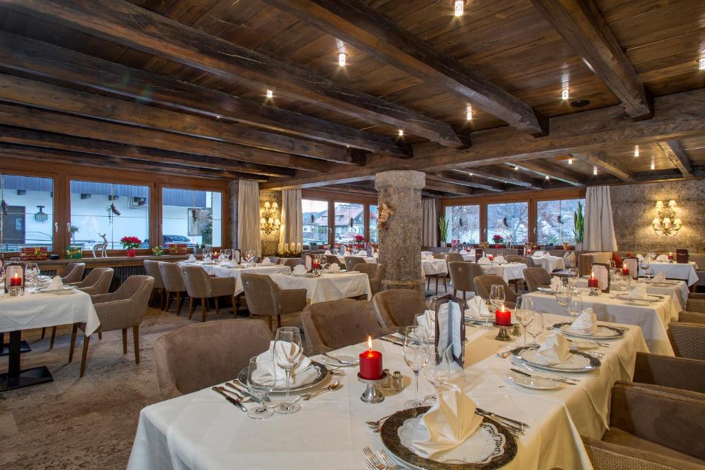 Reštaurácia alebo iné gastronomické zariadenie v ubytovaní Parkhotel Seefeld
