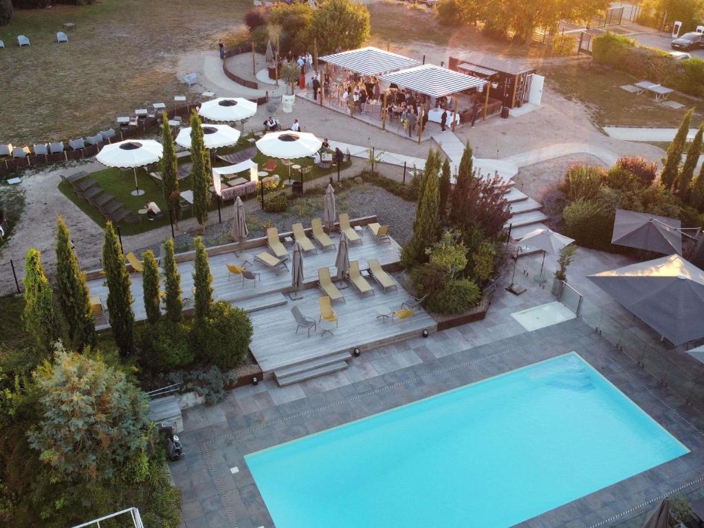 an overhead view of a pool with chairs and tables at Novotel Reims Tinqueux in Reims