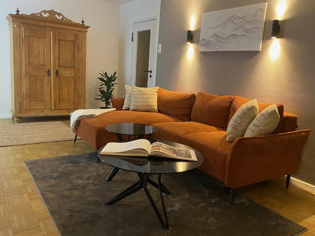 a living room with a couch and a table at Ferienwohnung Servus in Traunstein