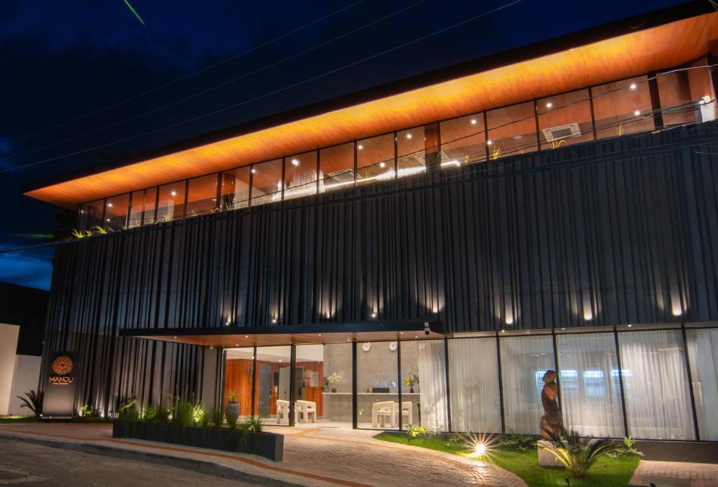 una vista esterna di un edificio di notte di Hotel Mandu a Teresina