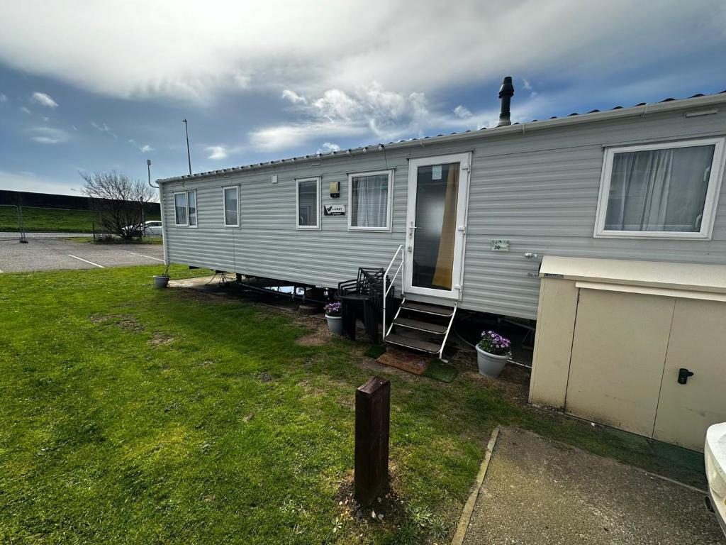 a mobile home is parked in a yard at Beachside caravan retreat - at New Beach, Dymchurch in Dymchurch
