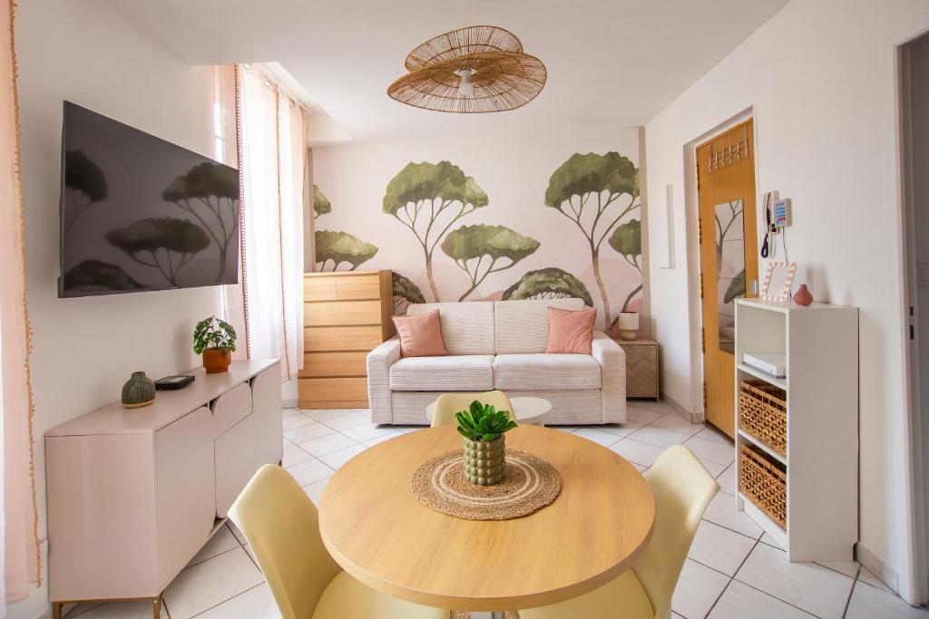 a living room with a table and a couch at Studio Equerre in Toulon