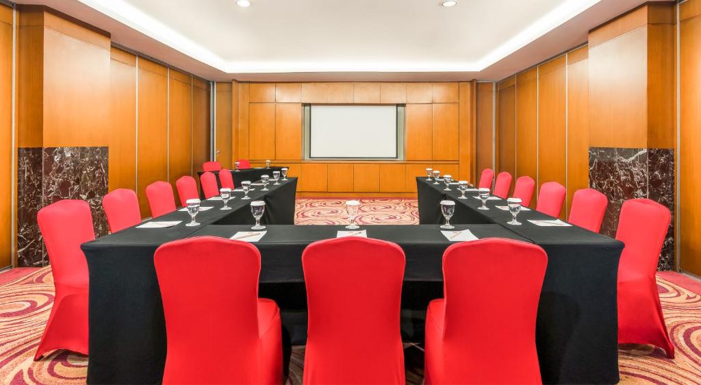 Khu vực hỗ trợ khách đi công tác/phòng hội thảo tại Hotel Ibis Semarang Simpang Lima