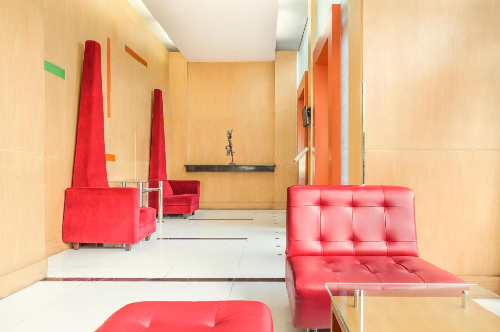 Khu vực ghế ngồi tại Hotel Ibis Semarang Simpang Lima