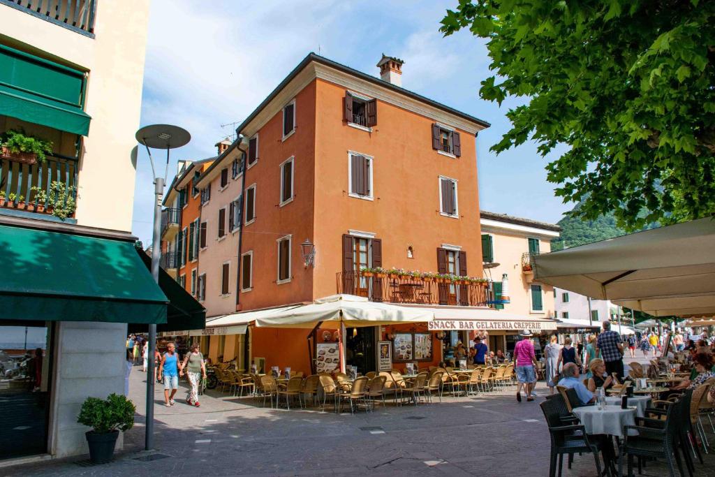 a street with tables and chairs and a building at Casa Katy in Garda