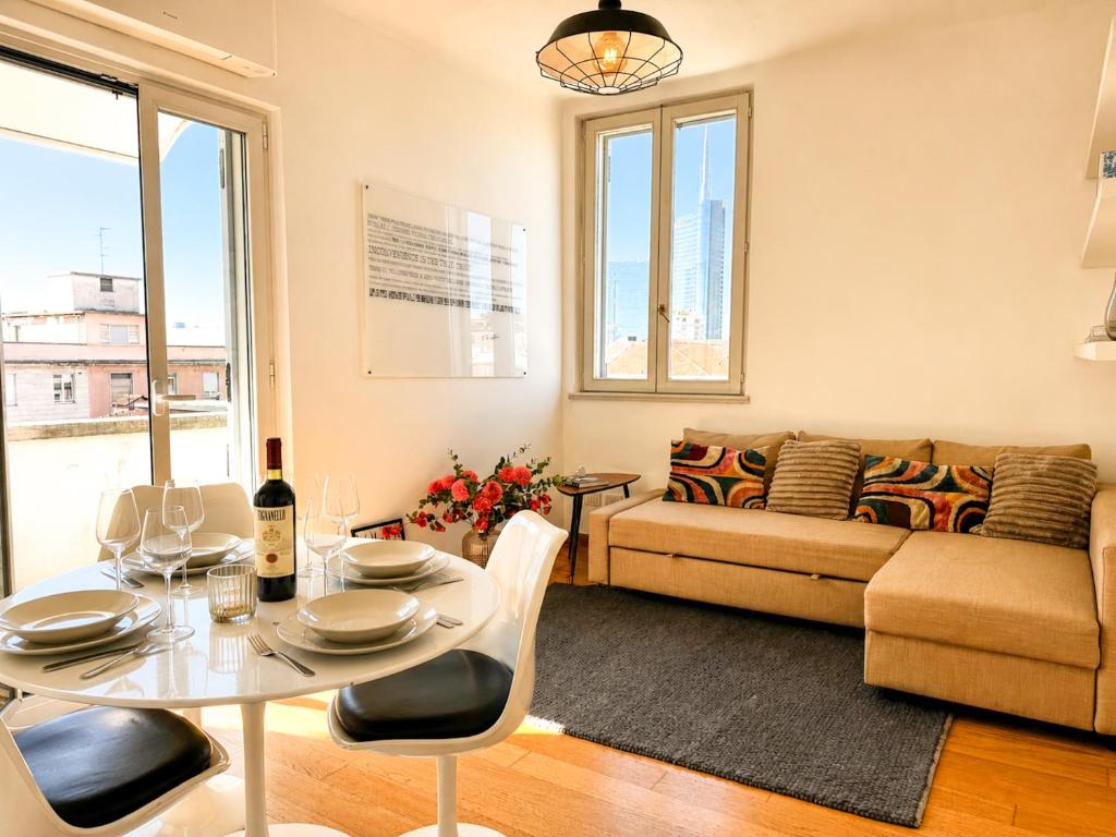 Brera Elegant 5th Floor Flat with Balcony
