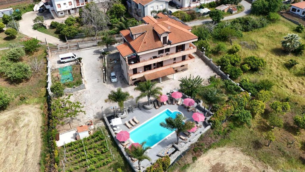 Esclusivo Residence di 6 Appartamenti con Piscina Privata a Capo Vaticano