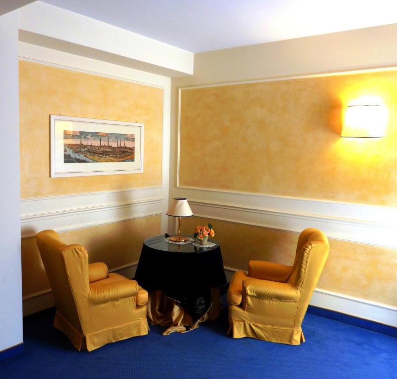 A seating area at Hotel Continental Brescia