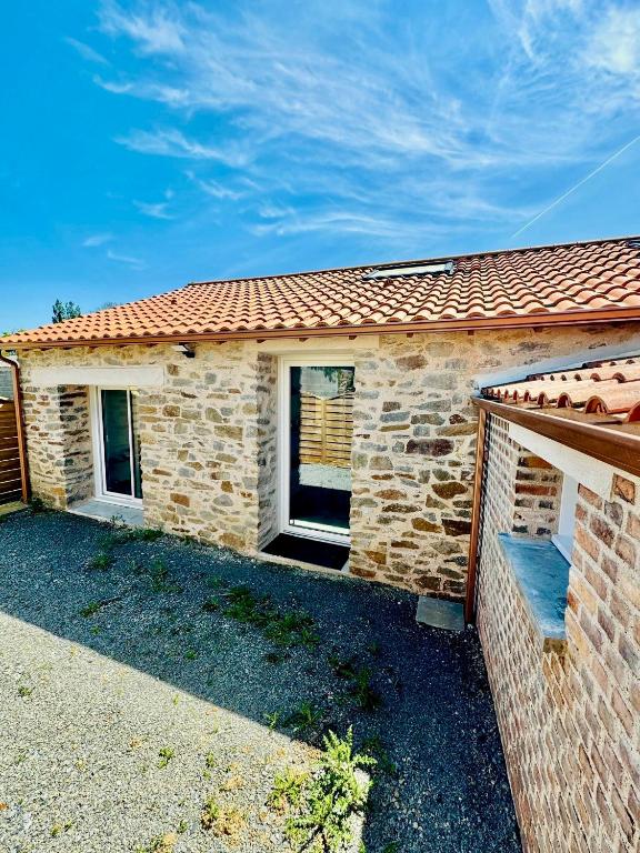 a brick house with two windows and a red roof at Cottage tout confort neuf au calme 6p WiFi in Chaumes en Retz